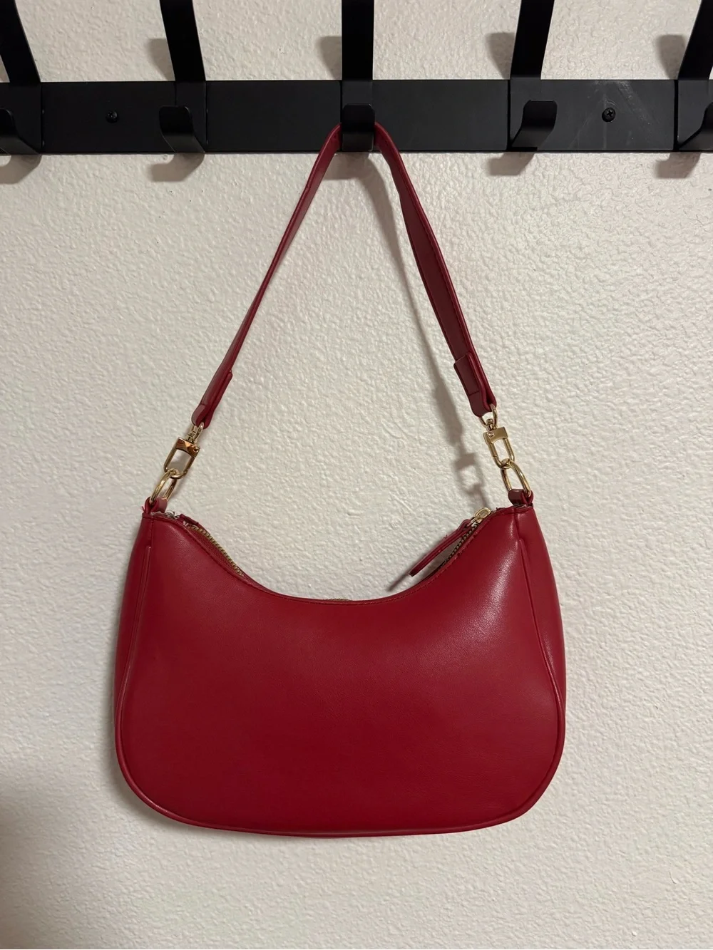 Elegant Red Shoulder Bag - Sleek Everyday Carry